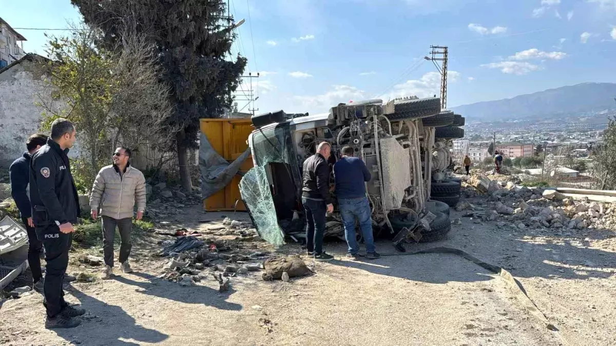 Hatay\'da Kamyon Devrildi, Sürücü Yaralandı