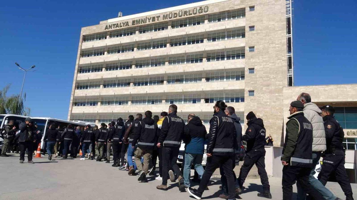 FETÖ Operasyonunda 77 Gözaltı