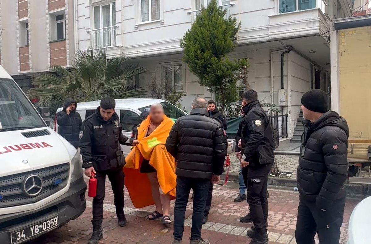 Avcılar\'da Kendine Zarar Veren Adamı Özel Harekat İkna Etti