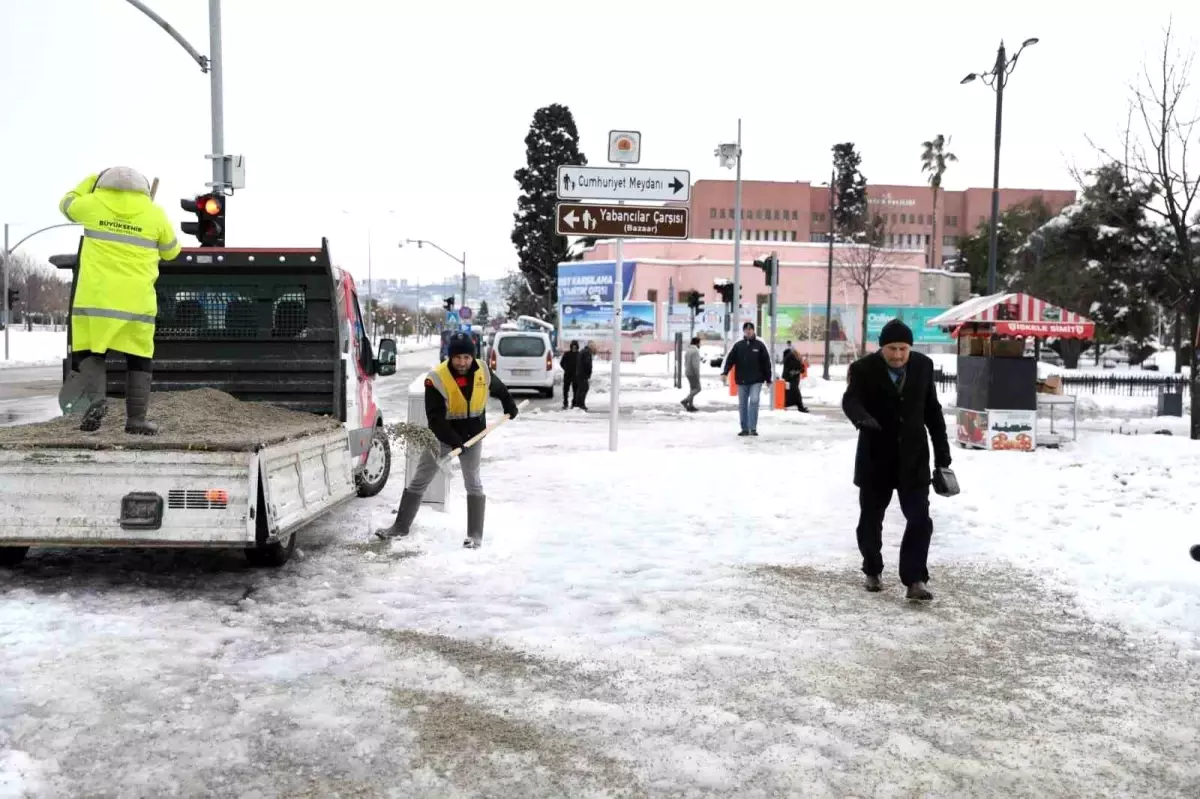 Samsun\'da Karla Mücadele Çalışmaları Hız Kesmeden Devam Ediyor