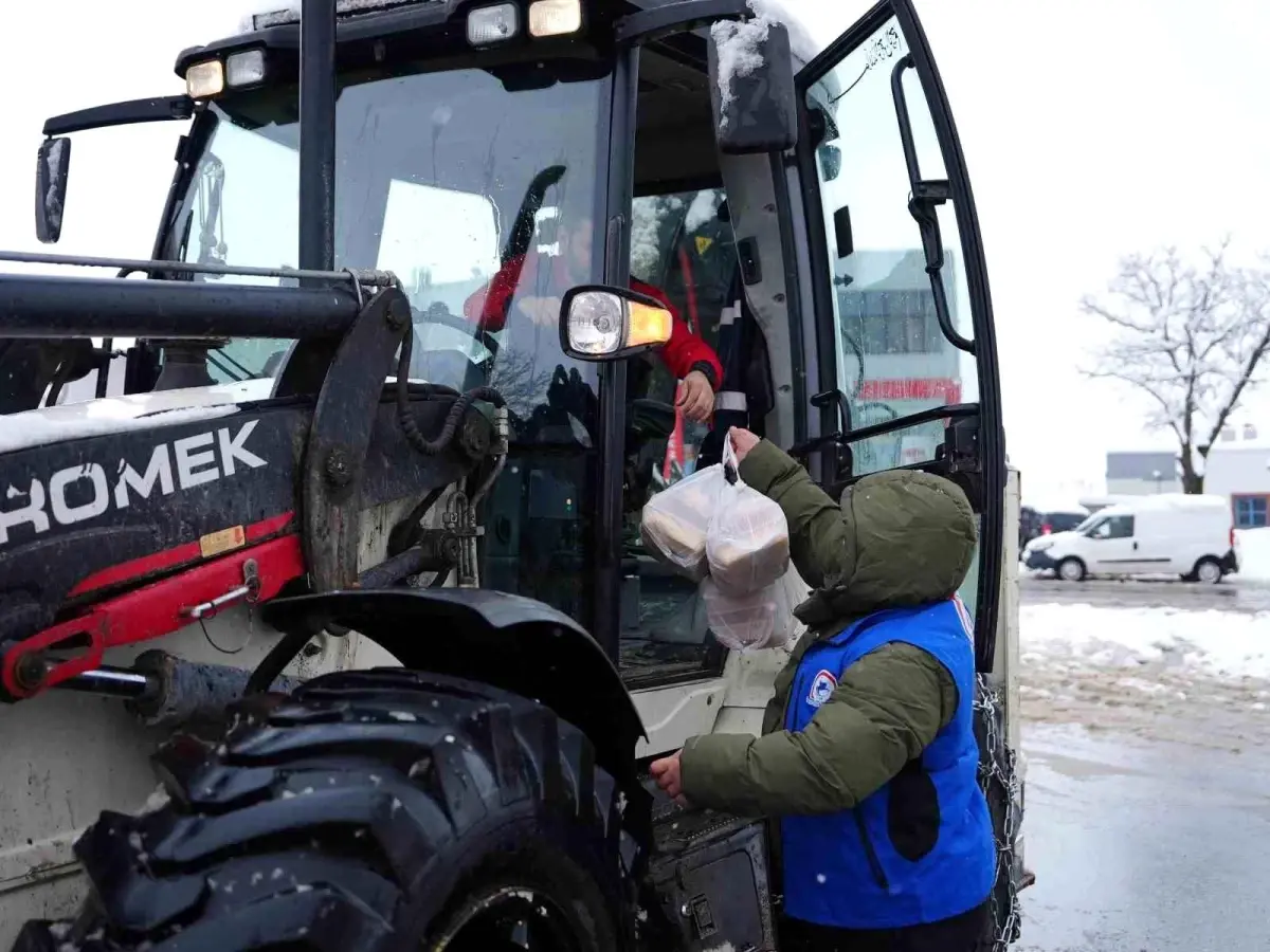 Düzce Belediyesi, Kış Şartlarında Sıcak Yemek Hizmetine Devam Ediyor