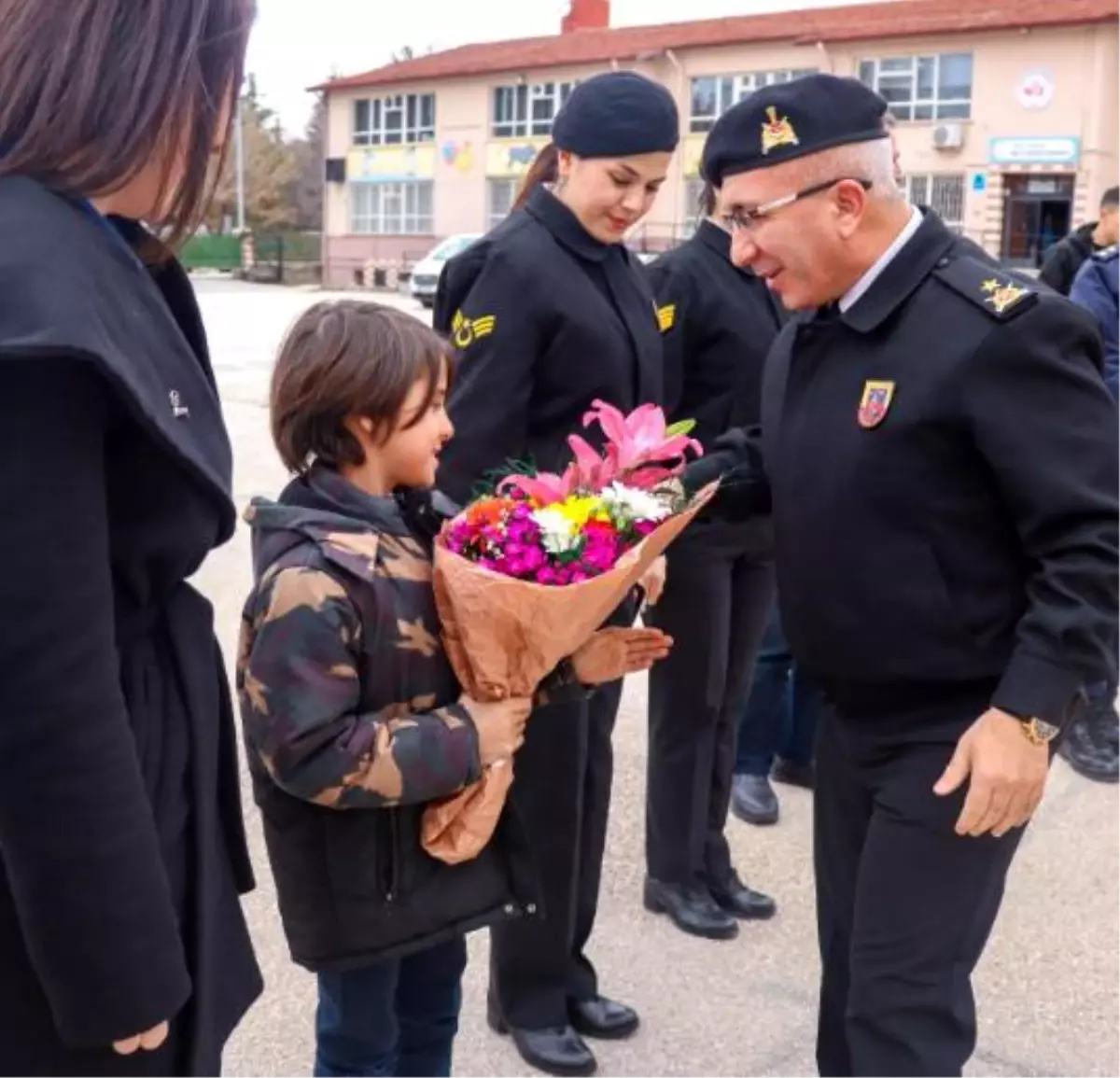 Jandarma\'dan Öğrenciye Bayram Ziyareti