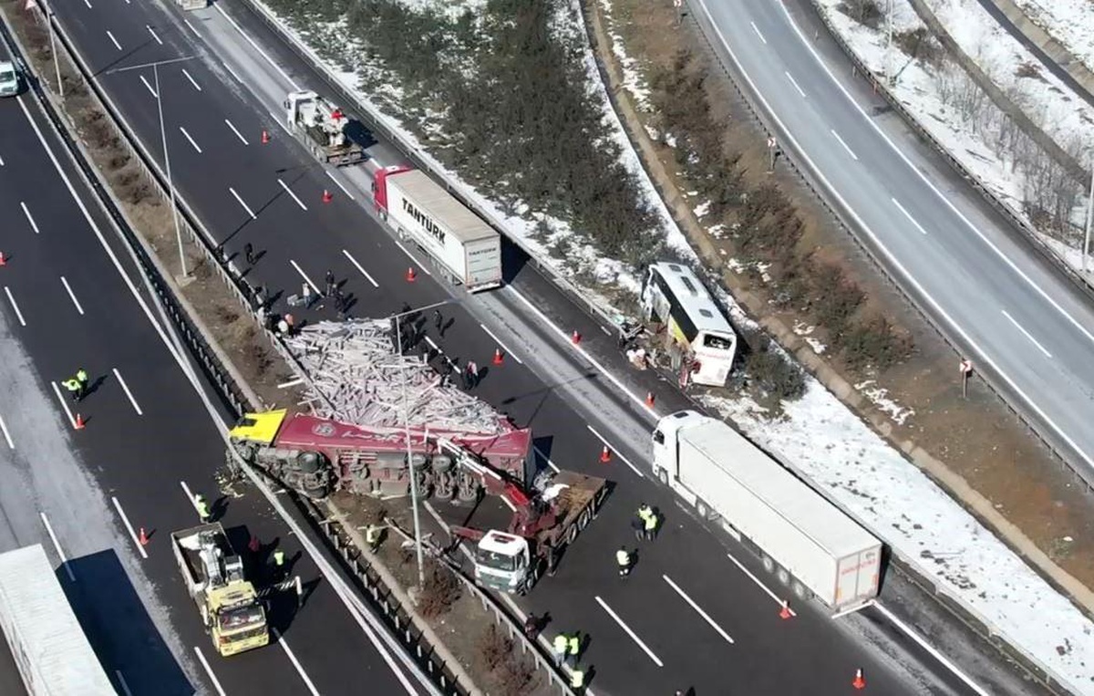 Otoyolda Tır ve Otobüs Çarpıştı
