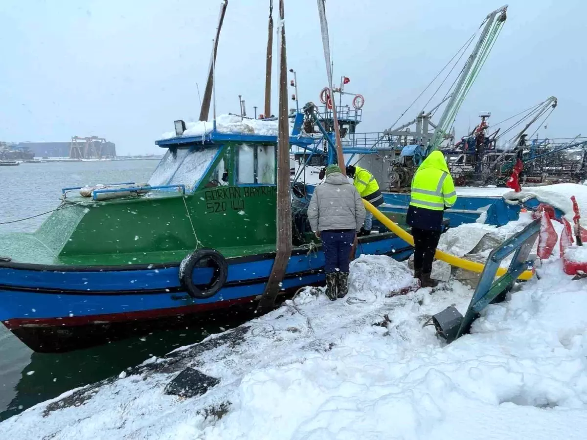 Samsun\'da Şiddetli Rüzgar Balıkçı Teknesini Suyun Altına Gömdü