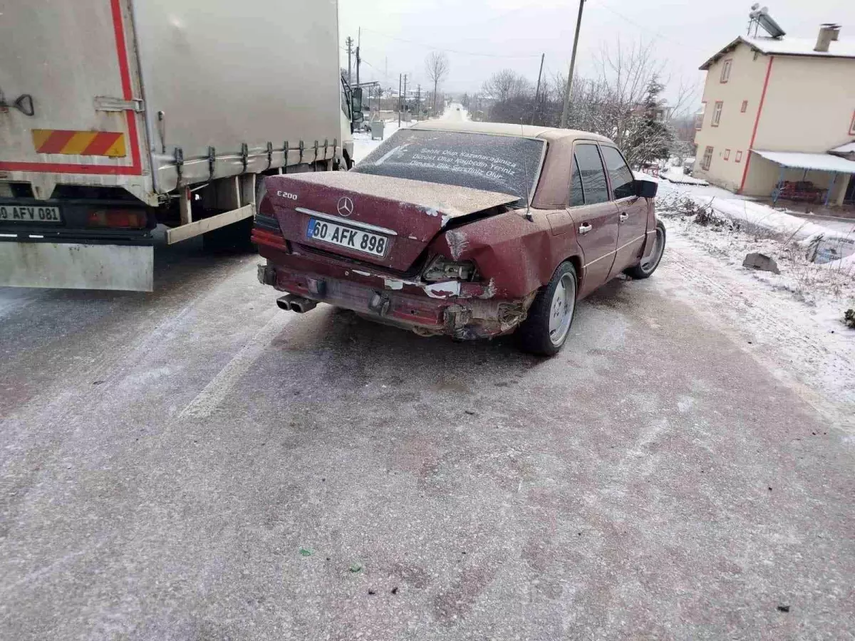 Tokat\'ta Kaza: Mercedes Kamyonete Çarptı