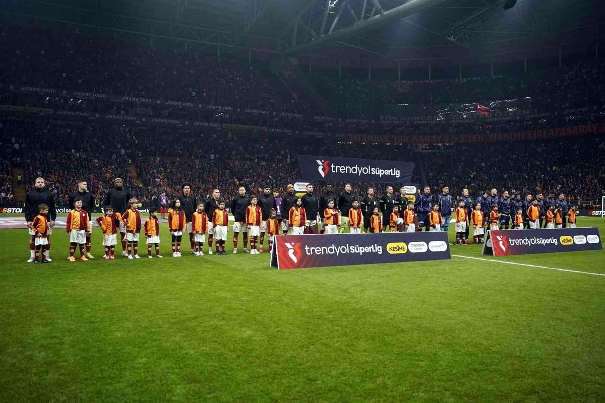 Galatasaray - Fenerbahçe Derbisi Başladı