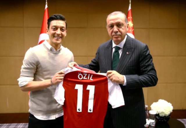 AK Parti MKYK'ya giren Mesut O¨zil sessizliğini bozdu