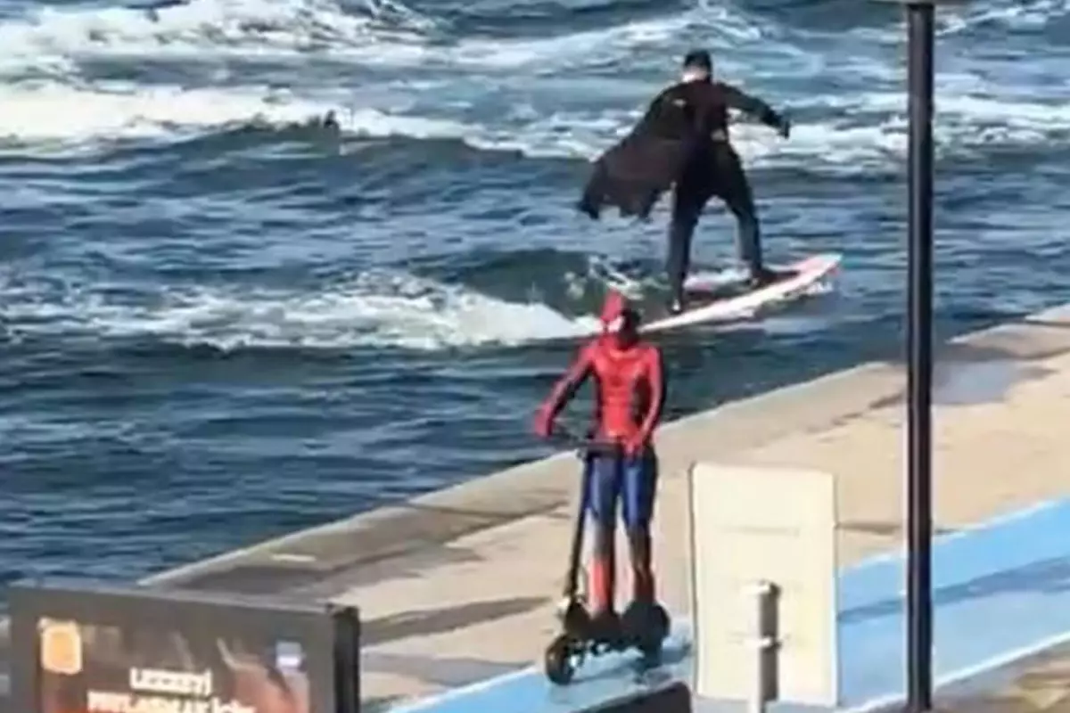 Bebek\'te Batman sörf yaptı, Spider Man scooter kullandı