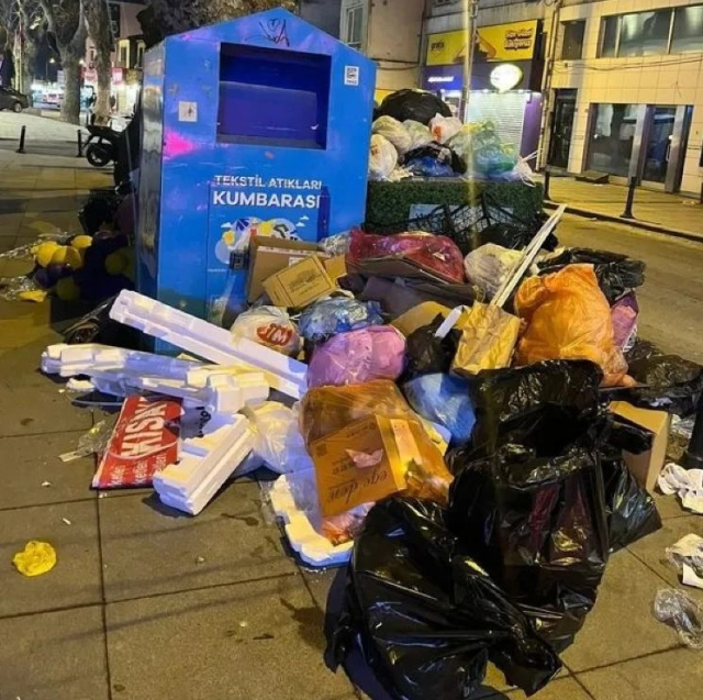 Beşiktaş Belediyesi'nde işçiler grev kararı aldı, sokaklar çöp dağlarına döndü