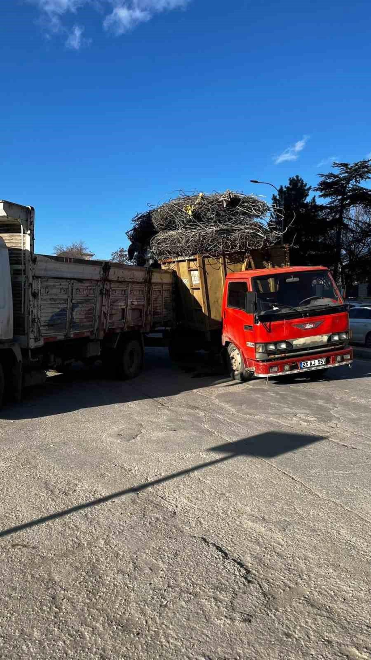Elazığ\'da Aşırı Yüklü Kamyon Tehlike Yarattı