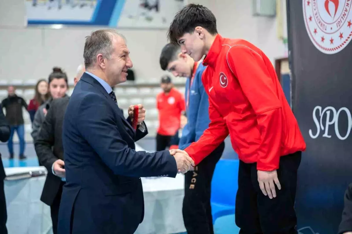 U17 Güreş Müsabakalarında İlk Madalyalar Dağıtıldı