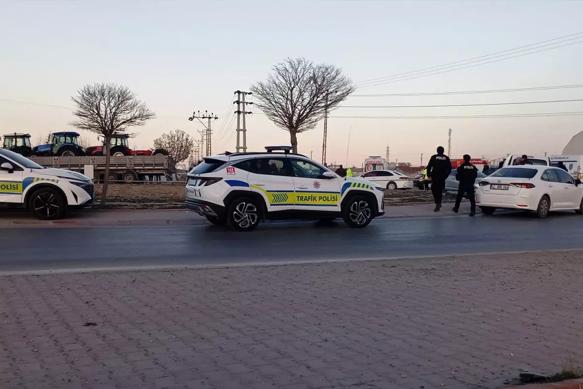 Konya\'da traktör yüklü tır, polis aracı ile çarpıştı: Bir polis şehit oldu