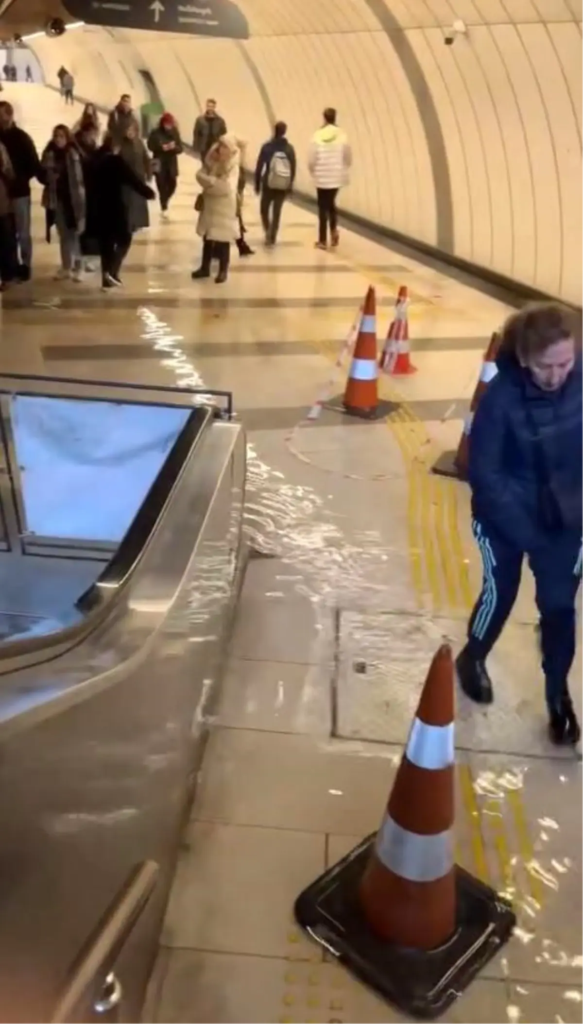 Cennet Mahallesi Metrobüs Durağında Su Baskını