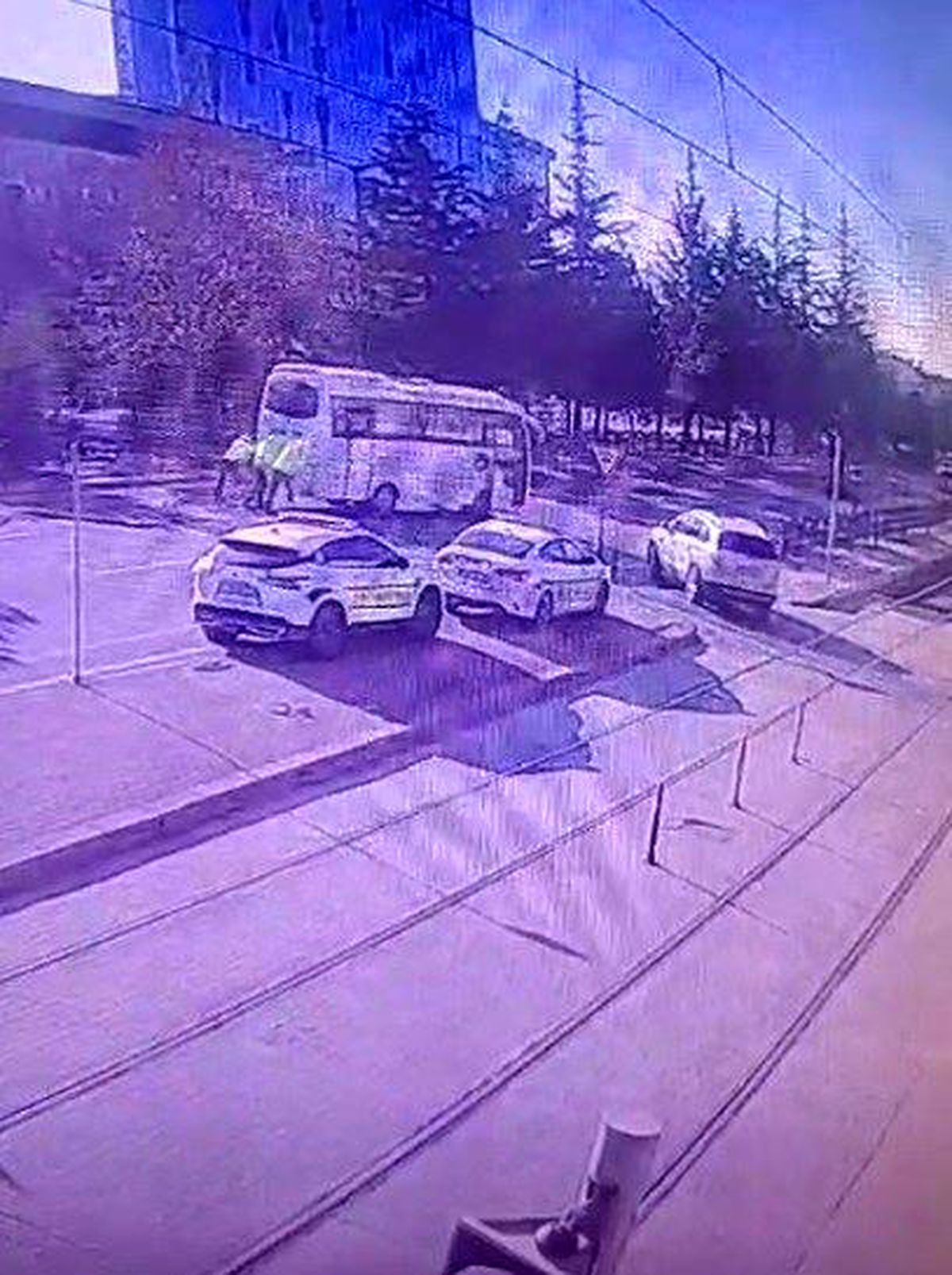 Trafik Polisi Midibüsü Soğukta İtti
