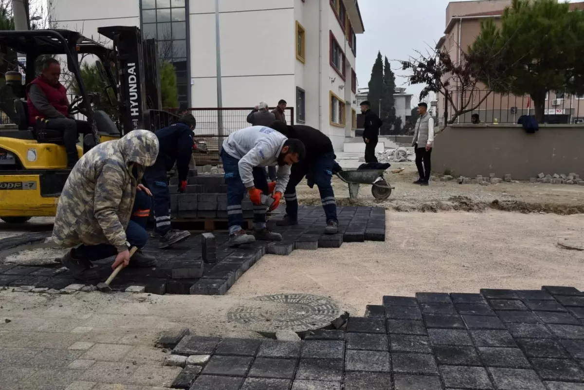 Yunusemre Belediyesi Yol Onarımlarına Devam Ediyor