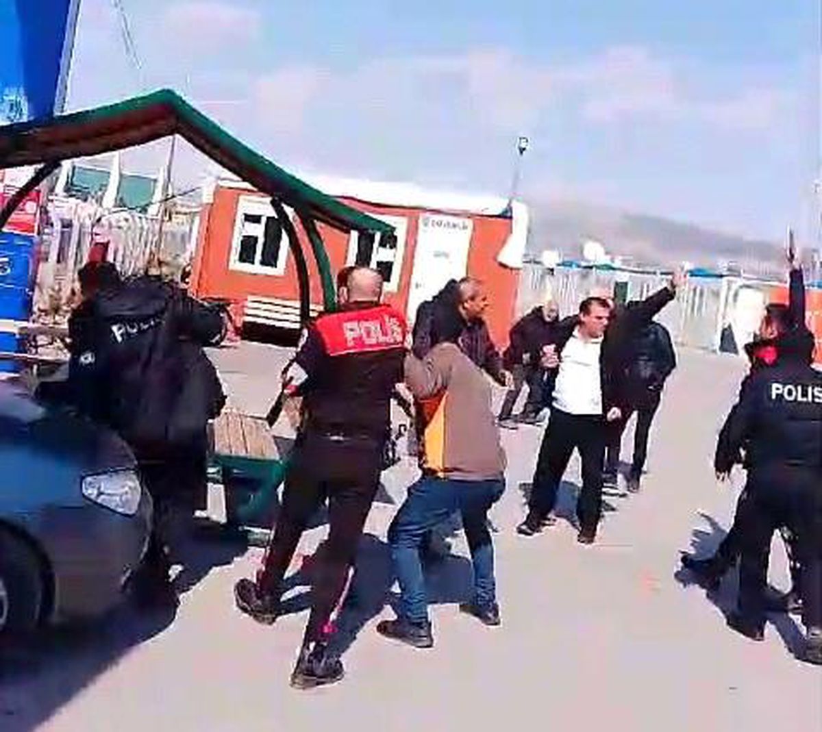 Adıyaman\'da Depremzedeler Su İçin Eylem Yaptı
