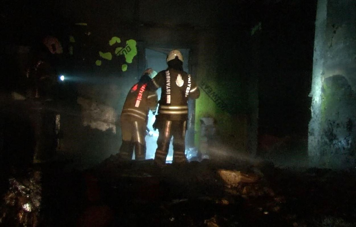 Arnavutköy\'de fabrika deposunda yangın