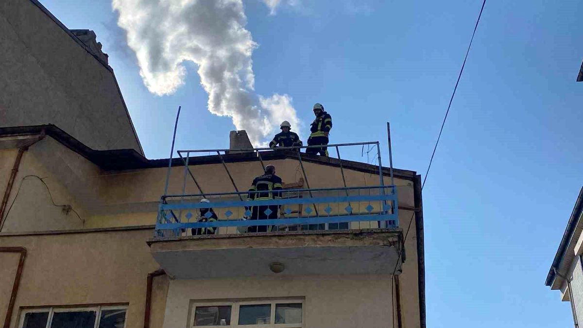 Elazığ\'da 4 Katlı Binanın Bacasında Yangın Çıktı