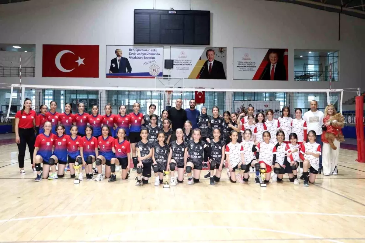 Hakkari\'de Midi Kızlar Voleybol Şampiyonası Sona Erdi