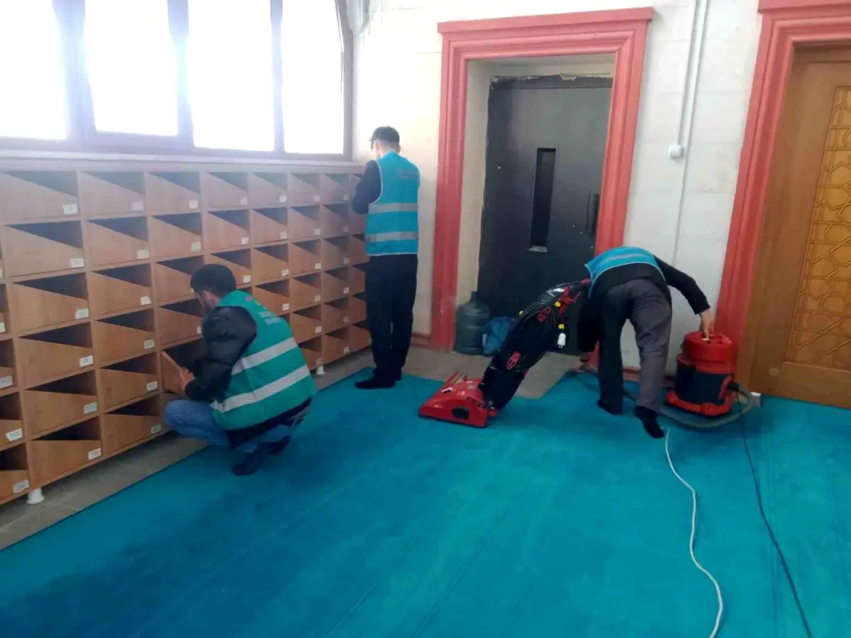 Hakkari\'de Camii ve Taziye Evleri Temizlendi