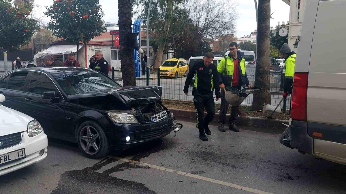 Okul Servisine Otomobil Çarptı