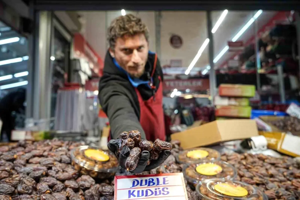 Ramazan İçin Hurma Tezgahlarda