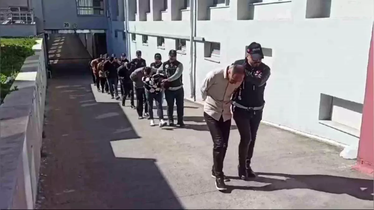 Adana\'da Uyuşturucu Operasyonu: 59 Torbacı Yakalandı