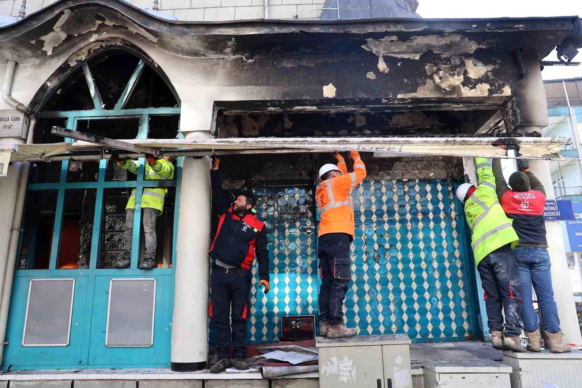 Yangının çıktığı Akça Cami, Ramazan\'da ibadete açık olacak