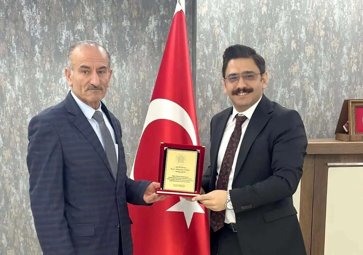 Hakkari İtfaiye Müdürlüğü\'nde 45 Yıl Görev Yapan H. Gaffar Tekin\'e Plaket