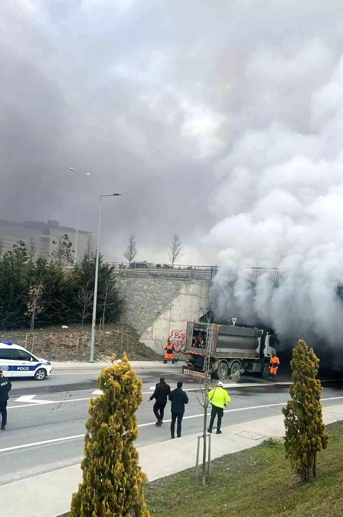 Başakşehir Hastanesi Girişi\'nde Otobüs Yangını