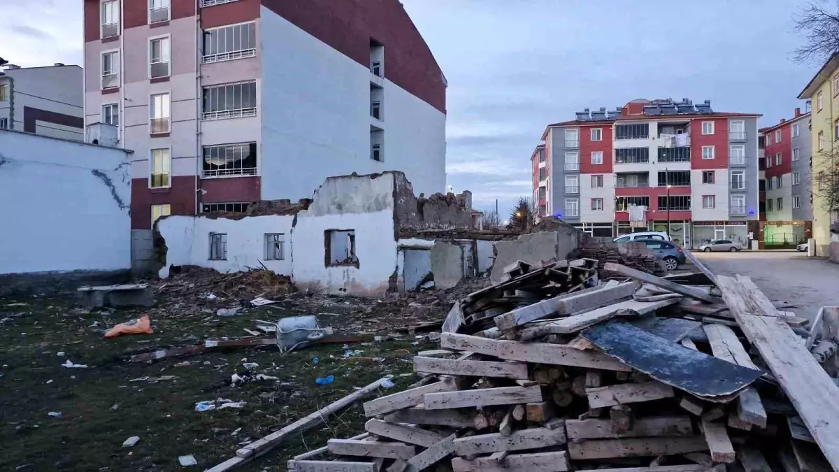 Yıkımda Çatı Çöktü, Yabancı Uyruklu Yaralandı