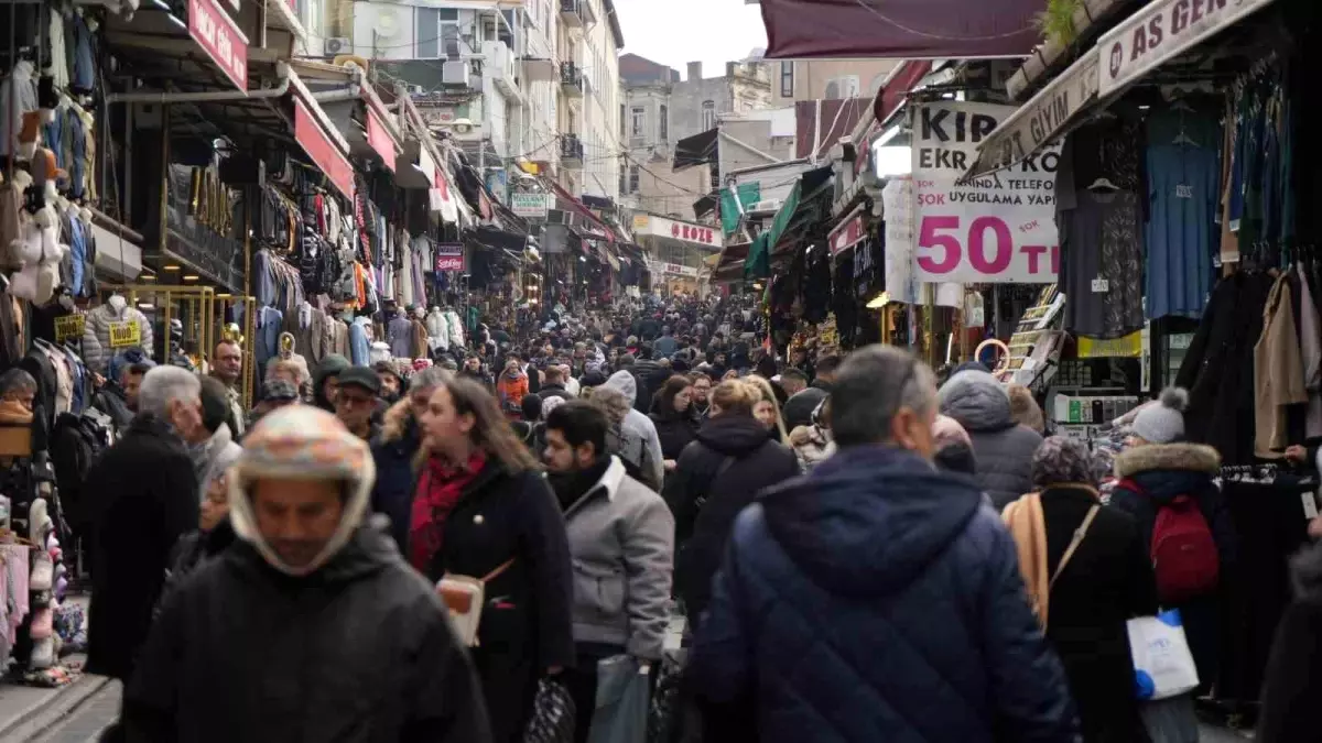 Eminönü\'nde Ramazan Alışverişi Telaşı