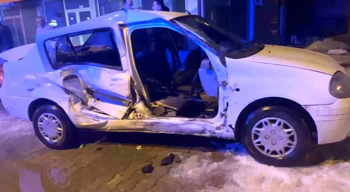 Bartın\'da Ambulans ve Otomobil Çarpıştı