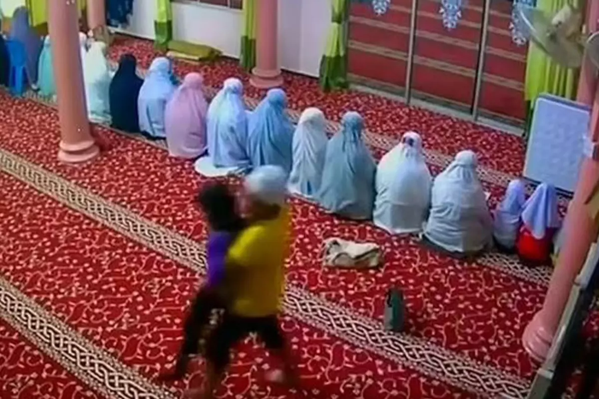 Küçük kızı namaz kıldığı sırada camiden kaçırdı