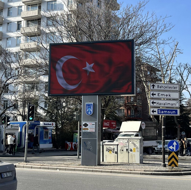 Öcalan'ın çağrısı sonrası Ankara'da dev ekranlara Türk bayrağı yansıtıldı