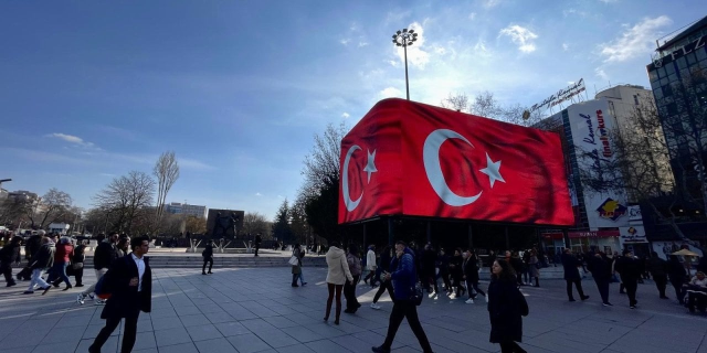 Öcalan'ın çağrısı sonrası Ankara'da dev ekranlara Türk bayrağı yansıtıldı