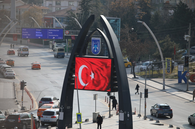 Öcalan'ın çağrısı sonrası Ankara'da dev ekranlara Türk bayrağı yansıtıldı