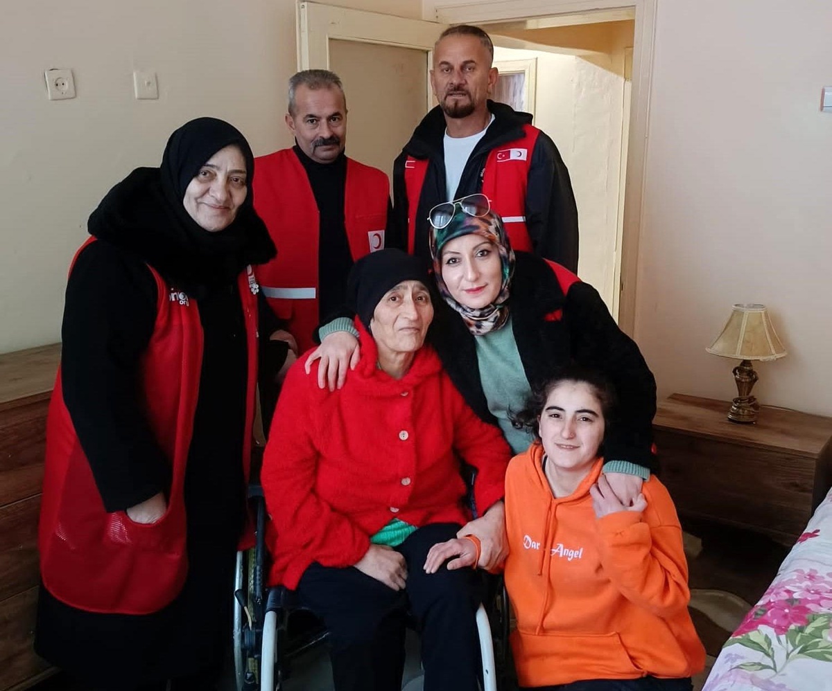 Kızılay\'dan Anne Kıza Yardım Eli