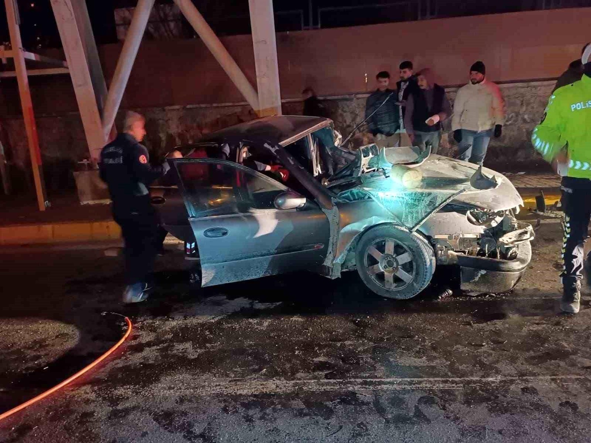 Şanlıurfa\'da üst geçidin ayağına çarpan otomobilin sürücüsü öldü