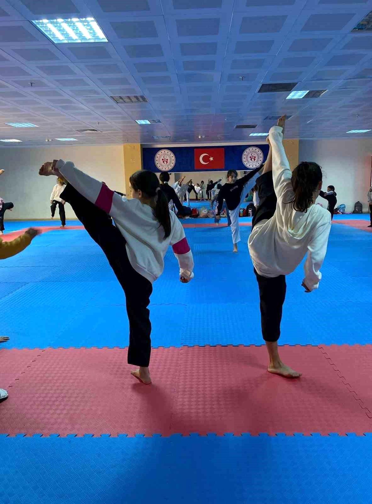 Öğrenciler Sevgi Evlerindeki Çocuklarla Taekwondo Yaptı