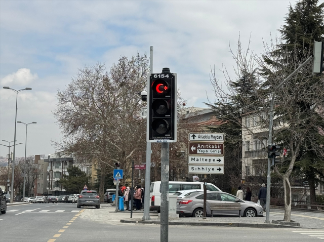 Yeni trafik ışıklarını görenler mest oldu! Araçlarından inip fotoğraf çektirdiler