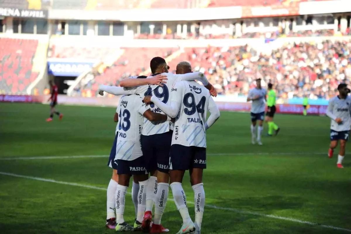 Fenerbahçe, Gaziantep\'i İlk Yarıda 3-0 Geçti