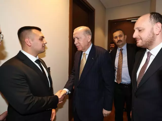 Cumhurbaşkanı Erdoğan AK Parti'ye katılan Recep Tayyip Erdoğan'a parti rozetini taktı