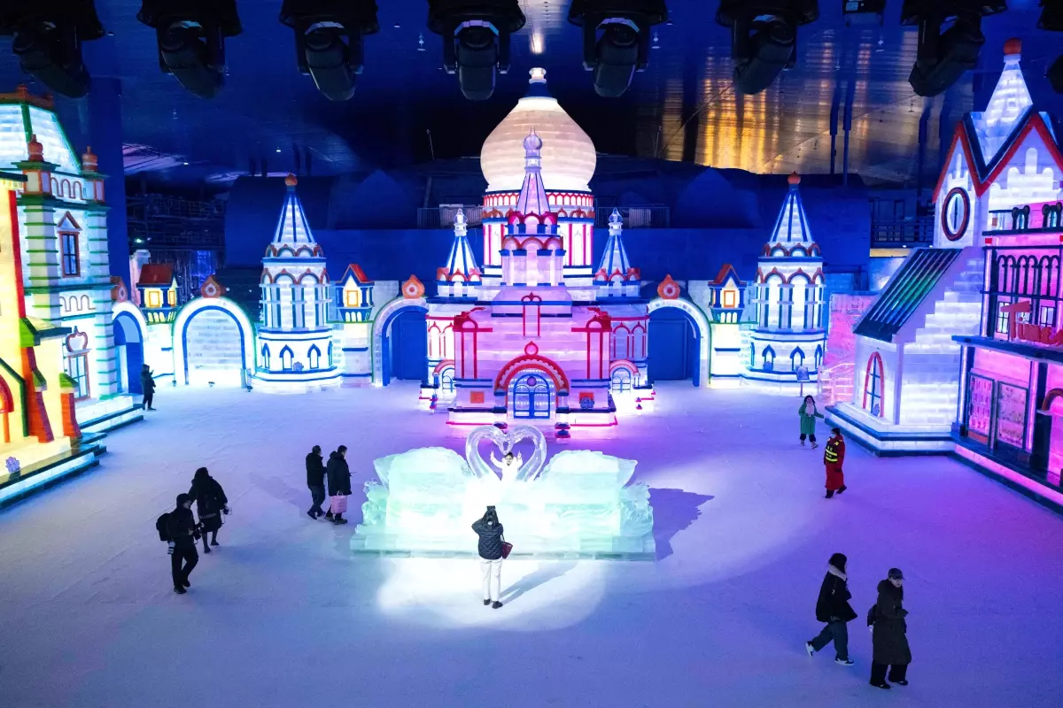 Dünyanın En Büyük Kapalı Buz Parkı Açıldı