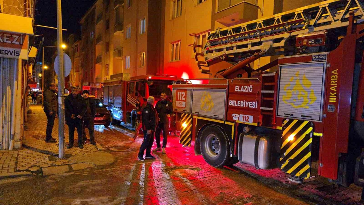 Elazığ\'da Çatı Katında Duman Panic Yaratıyor