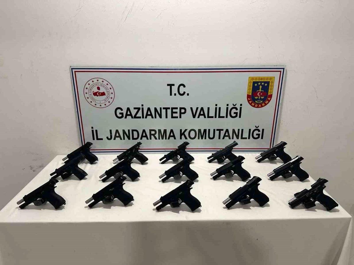 Gaziantep\'te 15 adet ruhsatsız tabanca ele geçirildi: 3 şahıs tutuklandı