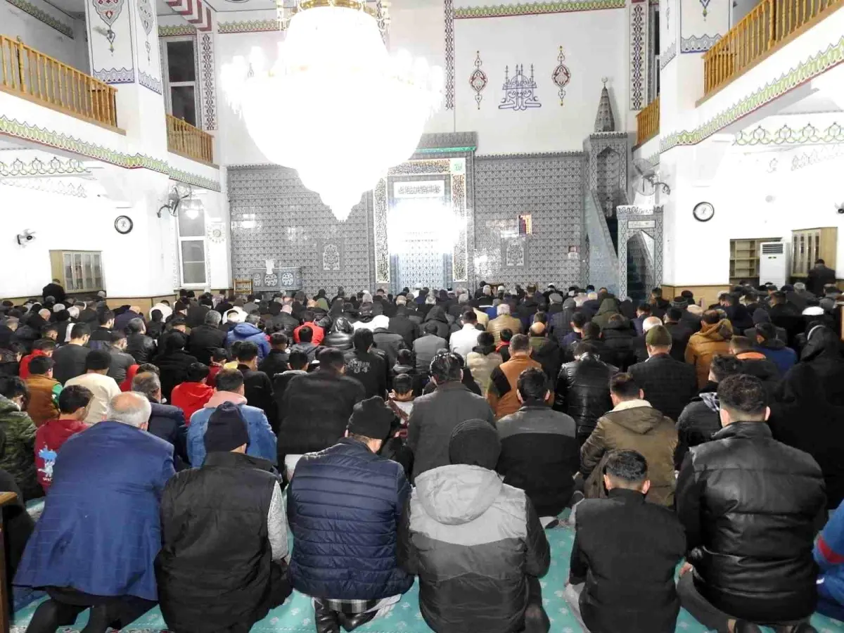 Gaziantep\'te İlk Teravih Namazı Coşkusu