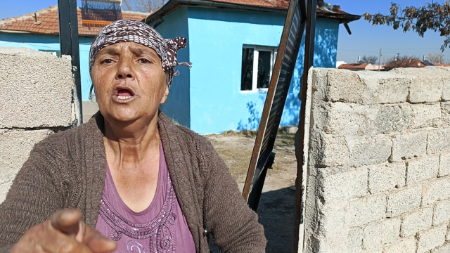 Kapıyı kırdılar, silahla saldırdılar! Torunlarıyla banyoya saklanarak kurtuldu