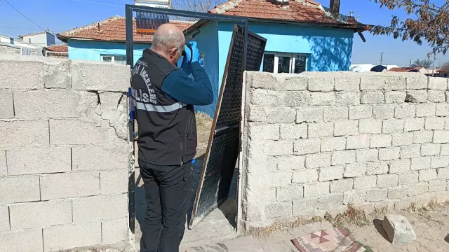 Kapıyı kırdılar, silahla saldırdılar! Torunlarıyla banyoya saklanarak kurtuldu