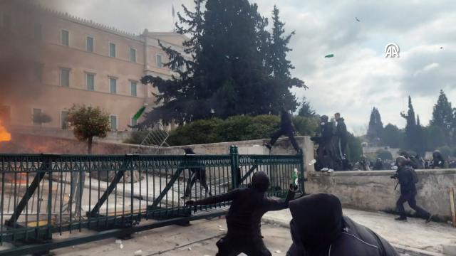 Komşu yangın yeri! Protesto sırasında polislere molotof attılar